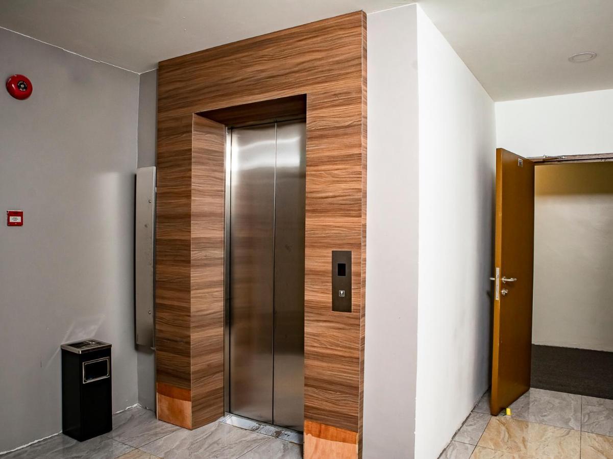 Oyo 90105 Towermas Hotel Сибу Экстерьер фото